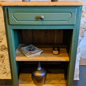 Meuble d'appoint ancien rénové vert foncé et plateau bois brut style bohème chic